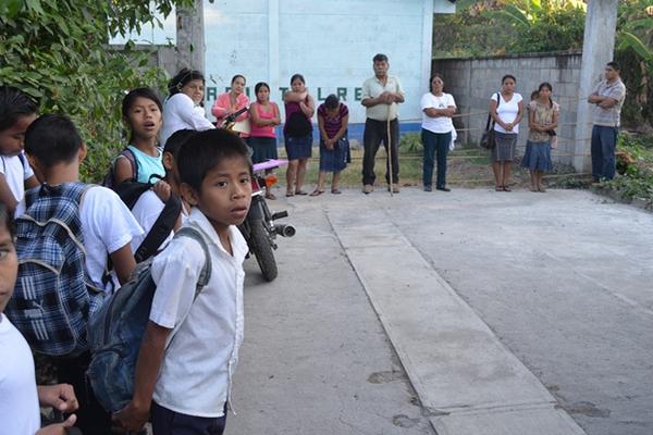 Los padres de familia impidieron el ingreso de dos maestras. (Foto Prensa Libre: Jorge Tizol)