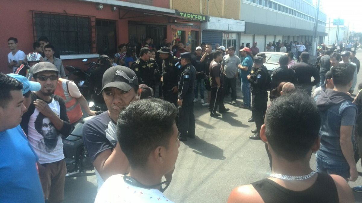 Vecinos se organizaron y lincharon a dos presuntos sicarios en distintas zonas de la capital. (Foto Prensa Libre: Estuardo Paredes)