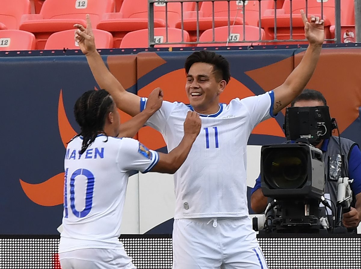 Gerson Mayén y Rodolfo Zelaya celebran el segundo gol de El Salvador. (Foto Prensa Libre: AFP)