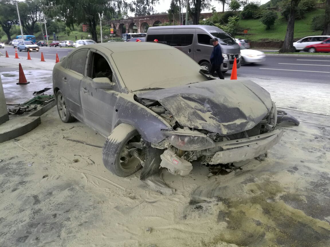 El vehículo destruido en su totalidad luego de chocar contra una bomba despachadora de combustible en el bulevar Liberación, zona 9. (Foto Prensa Libre: Cortesía)