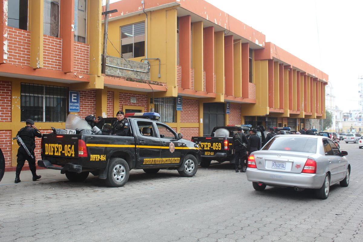 Agentes de la PNC efectúan operativos en diferentes municipios de Sololá, en busca de que mantener el orden durante las elecciones. (Foto Prensa Libre: Ángel Julajuj)