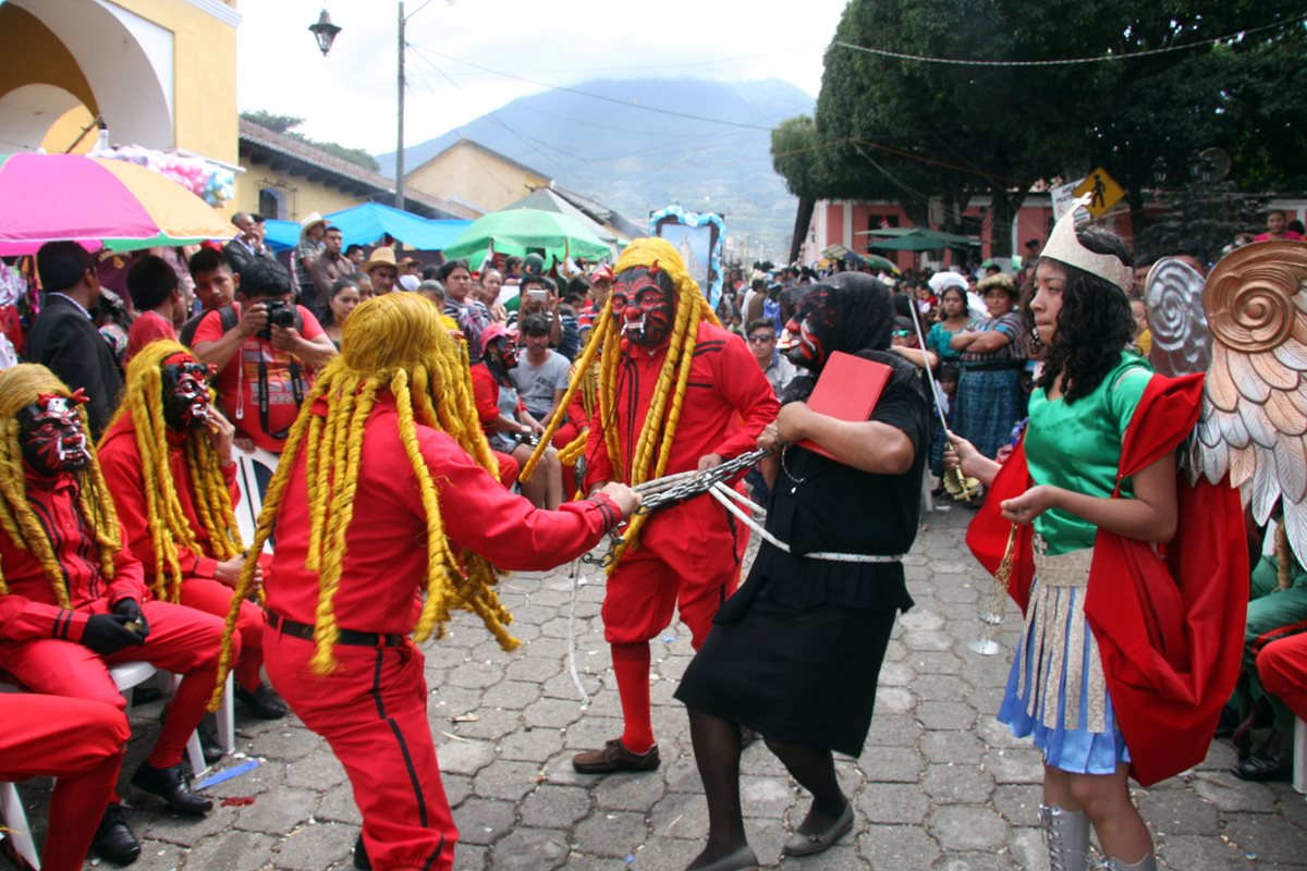 Distintas agrupaciones ejemplificarán este jueves la lucha entre el bien y el mal, representada con danzas, en Ciudad Vieja, Sacatepéquez.(Foto Prensa Libre: Renato Melgar)