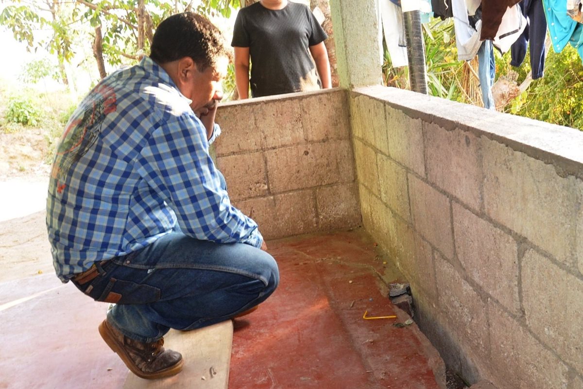 Las grietas que se han formado en las viviendas atemorizan a los pobladores. (Foto Prensa Libre: Oswaldo Cardona)