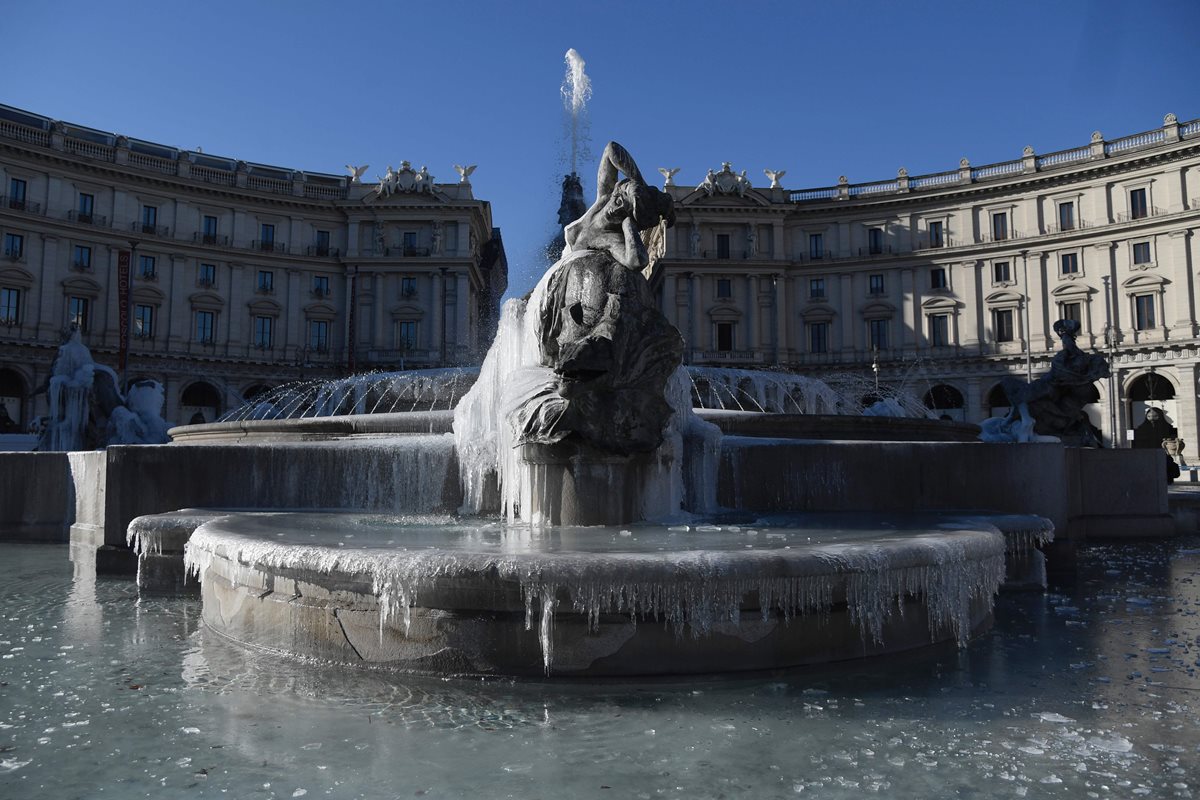 La emblemática Fuente de Náyades en la Plaza República de Roma luce congelada. (Foto Prensa Libre: AFP)