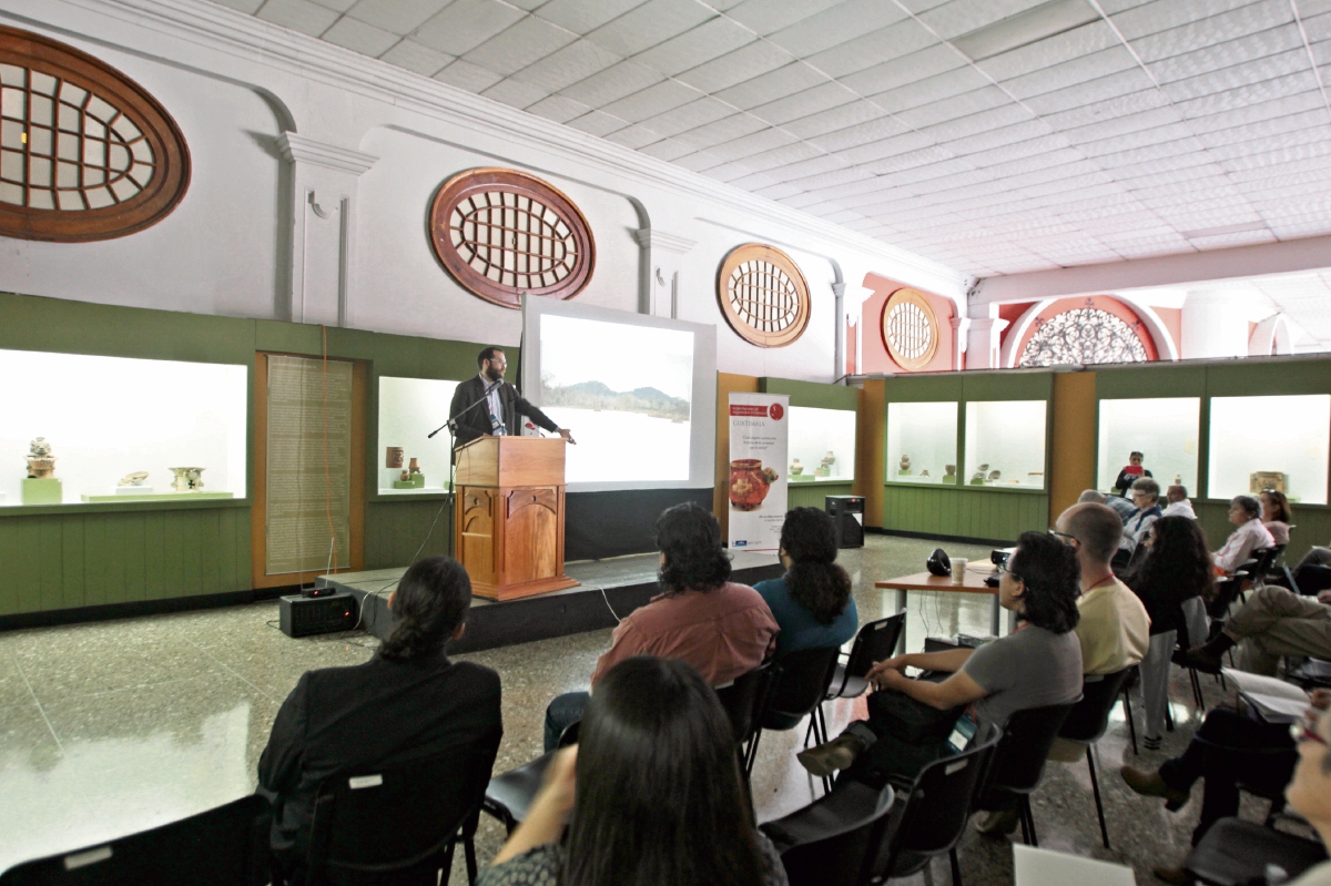 Durante cinco días, expertos, investigadores, profesionales, estudiantes y público en general debaten respecto de los nuevos descubrimientos en Mesoamérica, en el marco del Simposio de Arqueología.(Foto Prensa Libre: Ángel Elías)