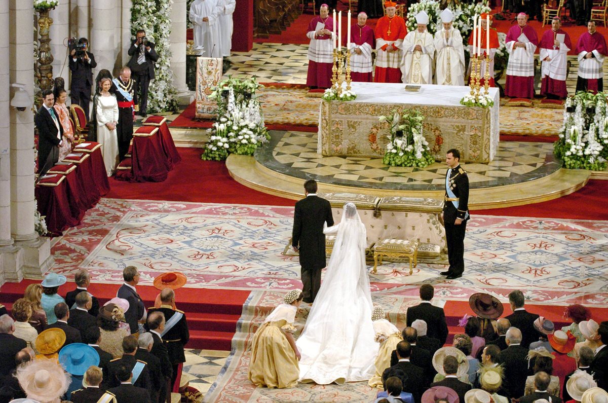 Panorámica de la boda real del príncipe Felipe y Letizia Ortiz en el interior de la Catedral de la Almudena el 22 de mayo de 2004. (Foto: AFP)