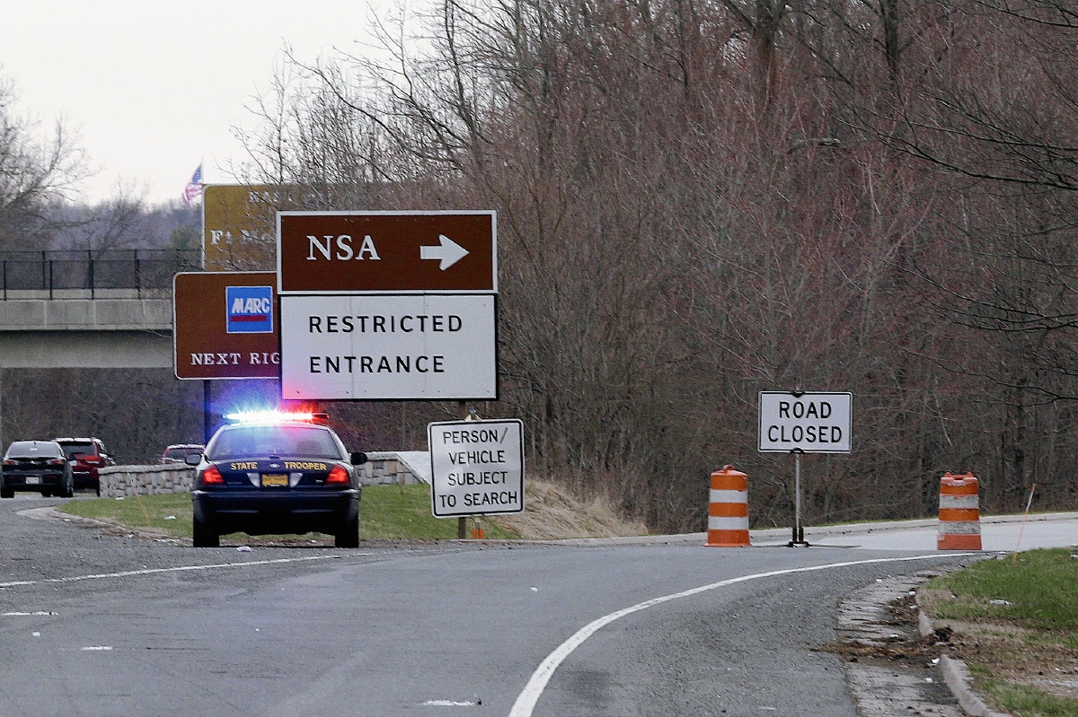 Una patrulla de la policía bloquea la entrada la Agencia de Seguridad Nacional.  (Foto prensa Libre:AP)