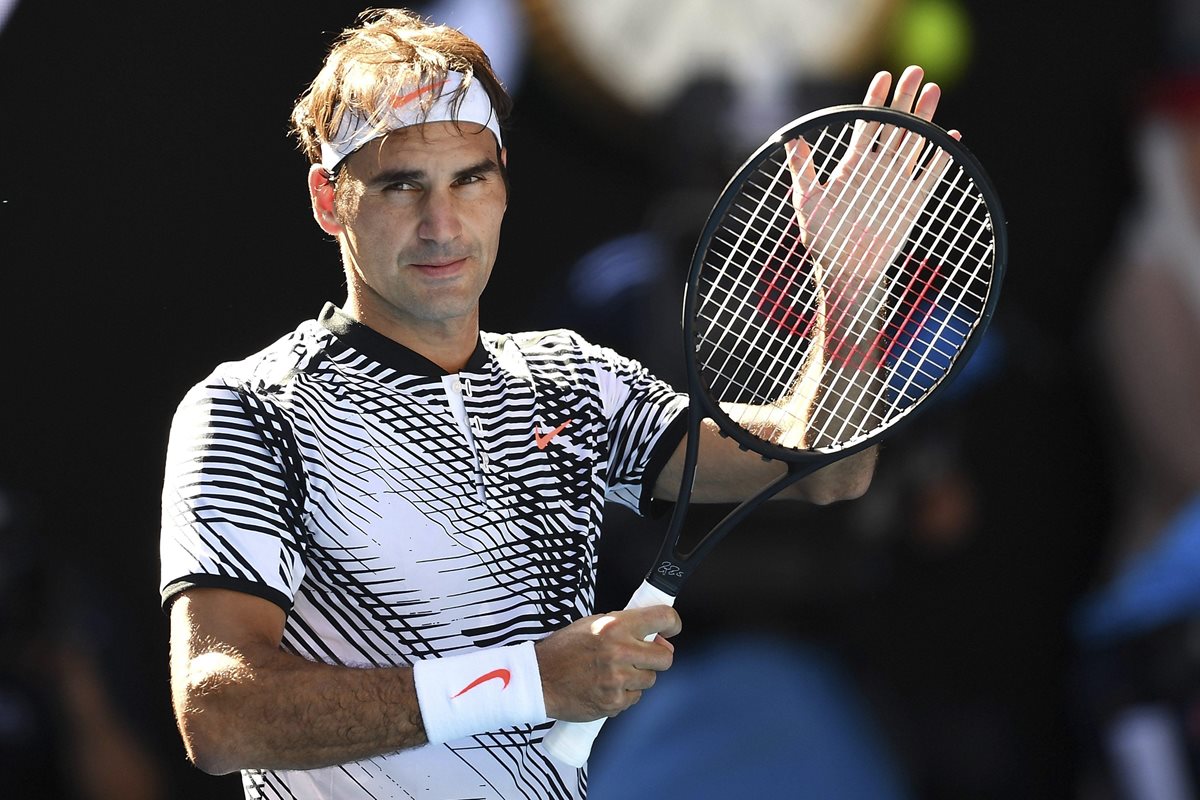 El suizo Roger Federer se clasificó a la tercera ronda del Abierto de Australia al derrotar al estadounidense Noah Rubin. (Foto Prensa Libre: EFE)