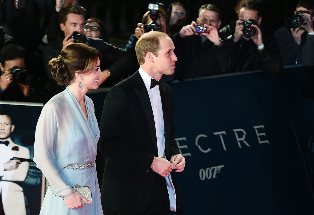 El príncipe Guillermo y su esposa Catalina, se unieron al actor Daniel Craig, en el estreno mundial en Londres del filme Spectre. (Foto Prensa Libre: EFE)