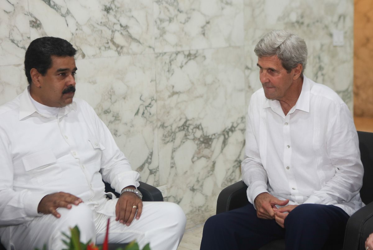 Nicolás Maduro (izq.), presidente de Venezuela, se reúne con el secretario de estado de EE. UU., John Kerry. (Foto Prensa Libre: EFE).