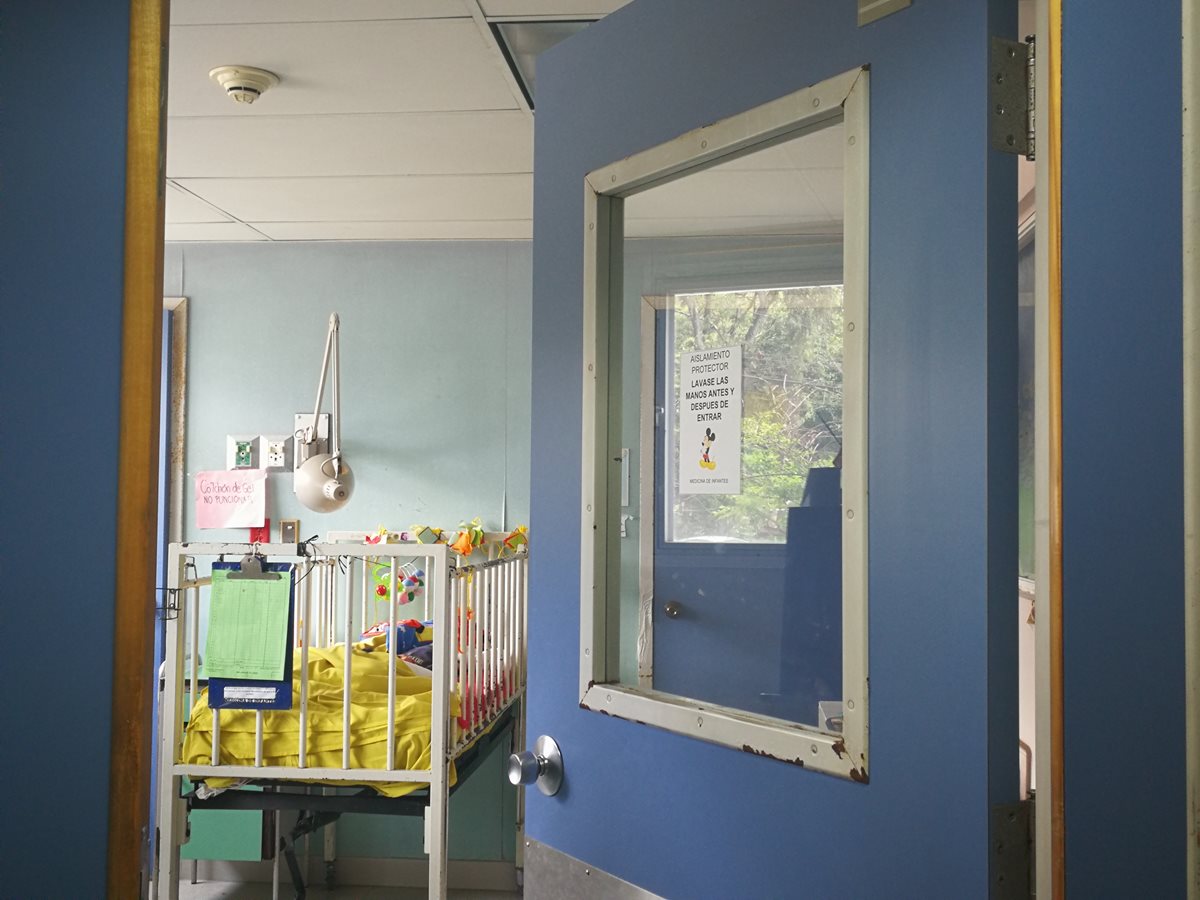 Pedro y Augusto Tut Xol permanecen en la Pediatría del Hospital Roosevelt, su madre Luisa Xol Caal está al tanto de los pequeños que nacieron el 11 de septiembre pasado. (Foto Prensa Libre: Ana Lucía Ola)