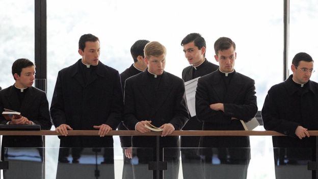 Los primeros sacerdotes en participar en el seminario de exorcismo realizado por el Vaticano lo hicieron en 2005. AFP