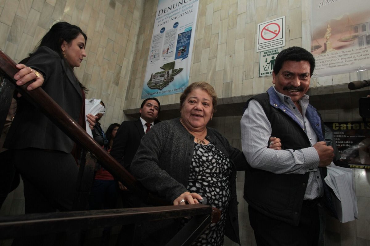 Marta Sierra de Stalling, junto a su abogado Francisco García Gudiel, salen del Juzgado Décimo de Instancia Penal. (Foto Prensa Libre: Edwin Bercián)