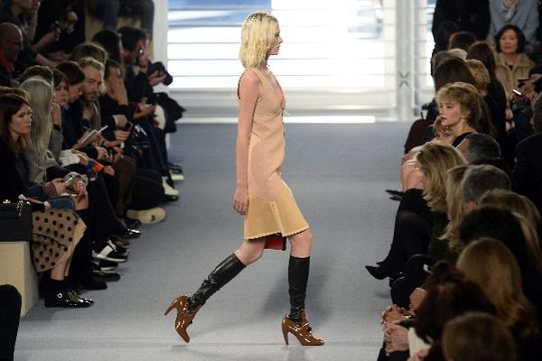 La modelo presenta una creación de Louis Vuitton, en la presentación de la colección otoño / invierno 2014-15, en la semana de la moda de París. (Foto Prensa Libre: AFP)