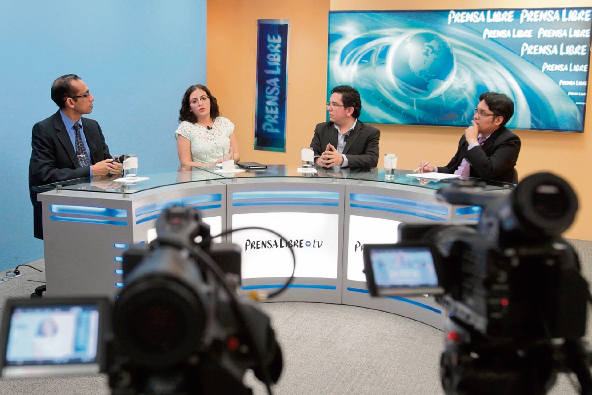 Los analistas Constanza Alarcón y Alejandro Quinteros —al centro— conversan con los periodistas Geovani Contreras y José Manuel Patzán, durante el programa Diálogo Libre.