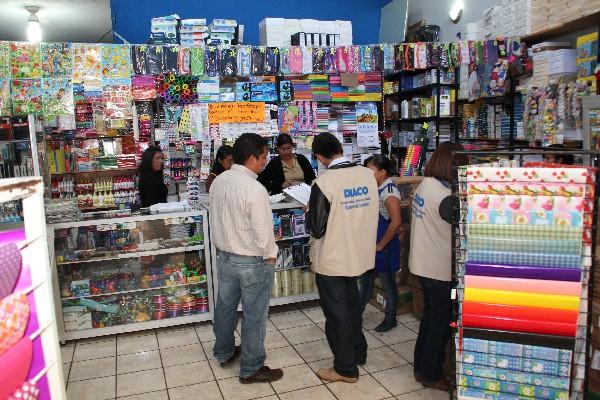 Personal de la Diaco visita librerías en Huehue.