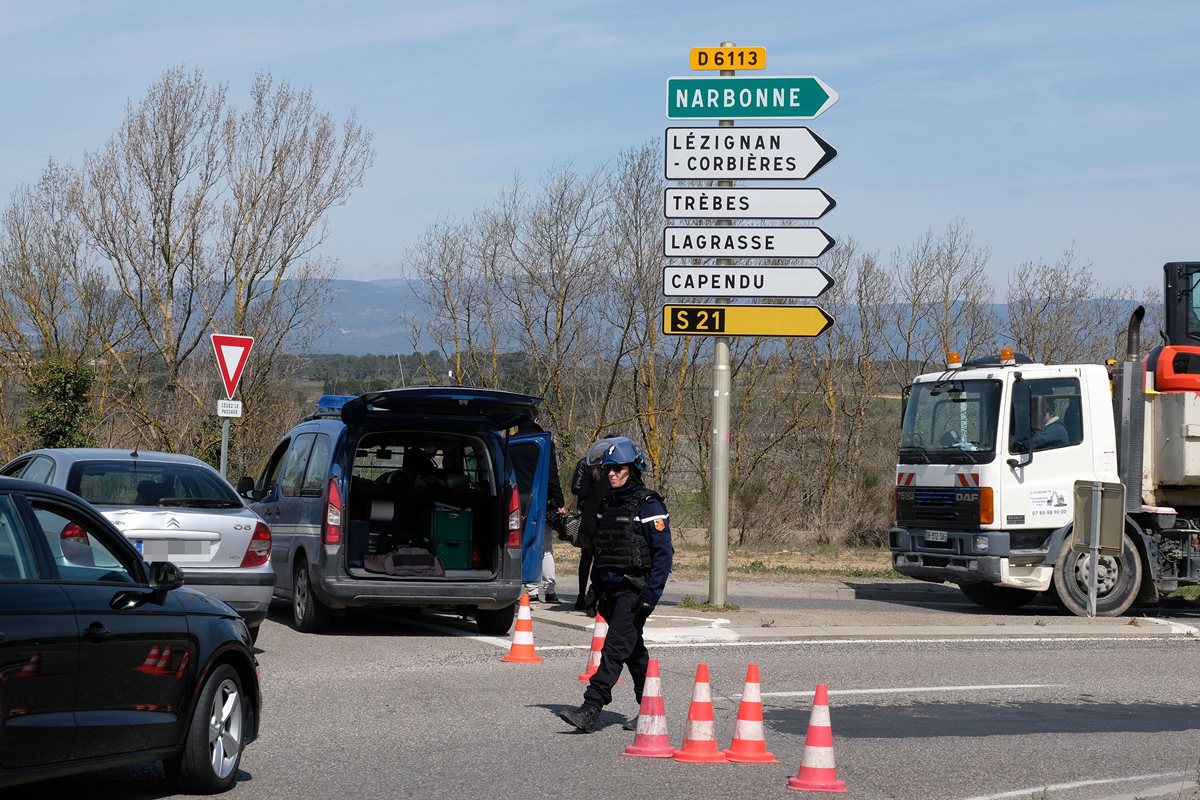 Autoridades apuntan a que balacera y toma de rehenes en el sur de Francia fue un ataque terrorista