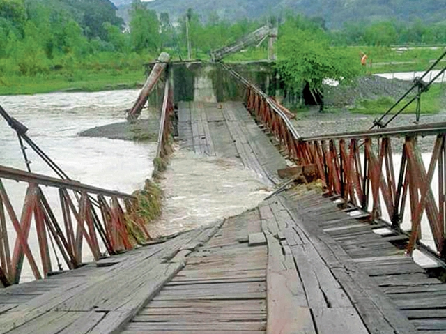 El puente Los Mixcos, en Los Amates, Izabal, colapsó por las fuertes lluvias, lo que afectó a unos cinco mil vecinos. (Foto Prensa Libre: Conred)
