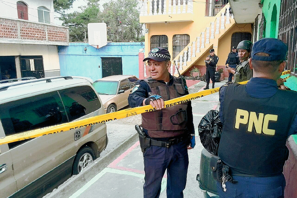 Agentes de la Policía Nacional Civil y de Tránsito de Villa Nueva, resguardan la escena del crimen en donde fue baleada Melisa Azucena Sunun. (Foto Prensa Libre: Estuardo Paredes).