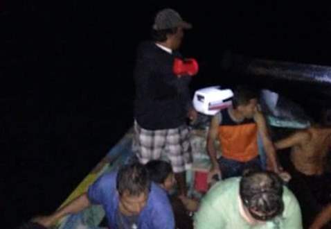 Socorristas trasladan a pescadores rescatados del Lago Petén Itzá. (Foto Prensa Libre: Rigoberto Escobar)