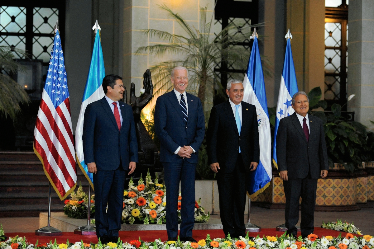 Juan Orlando Hernández, presidente de Honduras; Joe Biden, vicepresidente de Estados Unidos; Otto Perez Molina, presidente de Guatemala, y Salvador Sánchez Ceren, presidente de El Salvador. posan para la foto oficial de la reunión. (Foto Prensa Libre:AP)