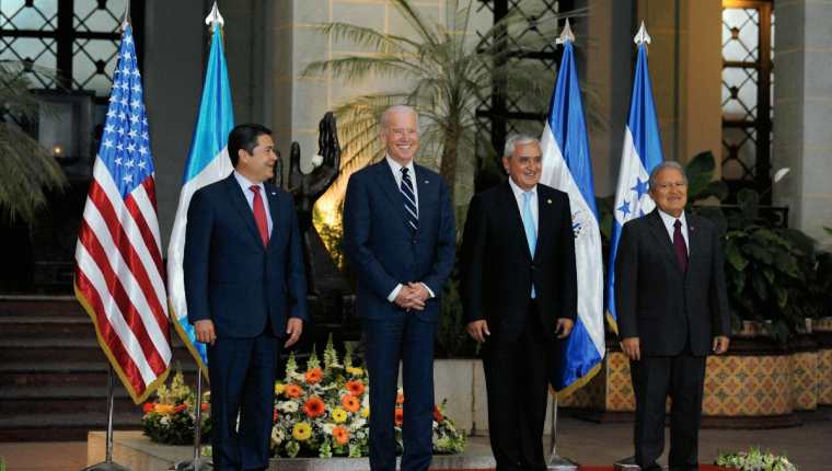 Juan Orlando Hernández, presidente de Honduras; Joe Biden, vicepresidente de Estados Unidos; Otto Perez Molina, presidente de Guatemala, y Salvador Sánchez Ceren, presidente de El Salvador. posan para la foto oficial de la reunión. (Foto Prensa Libre:AP)
