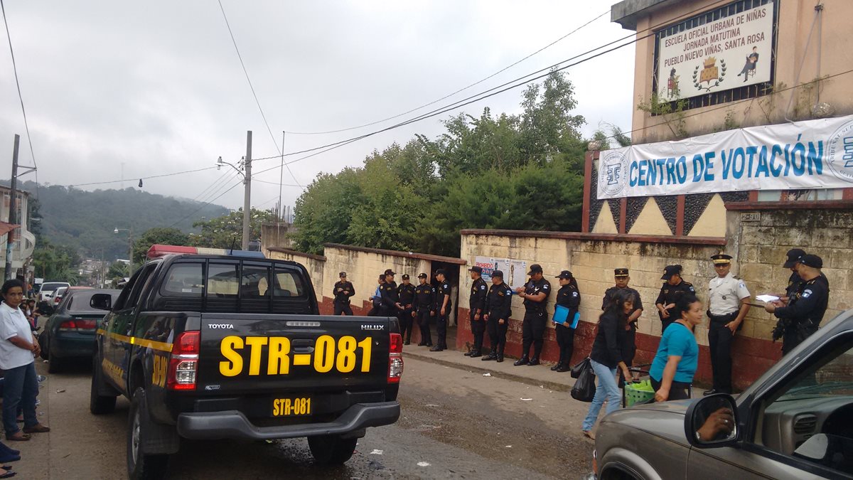 En Pueblo Nuevo Viñas, Santa Rosa, la seguridad fue reforzada debido a la repetición de elecciones de alcalde. (Foto Prensa Libre: Oswaldo Cardona)