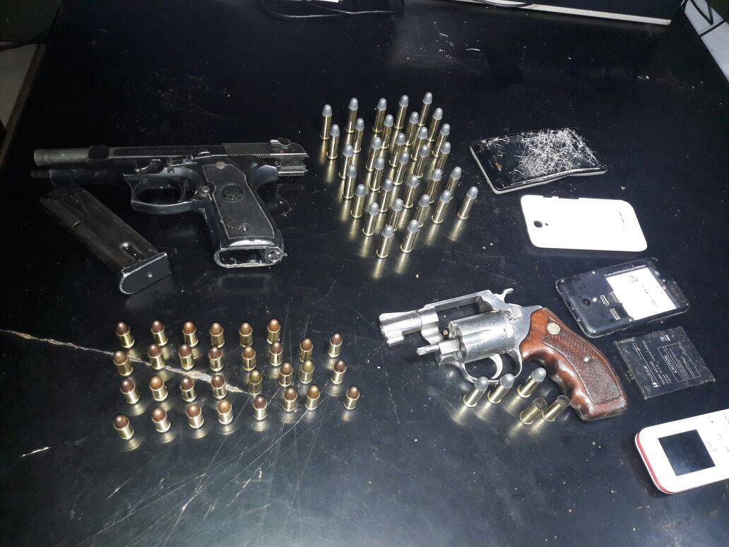 Armas y celulares incautados. (Foto Prensa Libre: PNC)