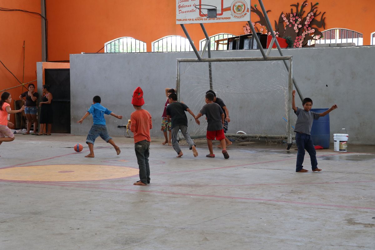 Niños en el albergue tratan de pasar el tiempo mientras juegan futbol. (Foto Prensa Libre: Enrique Paredes)