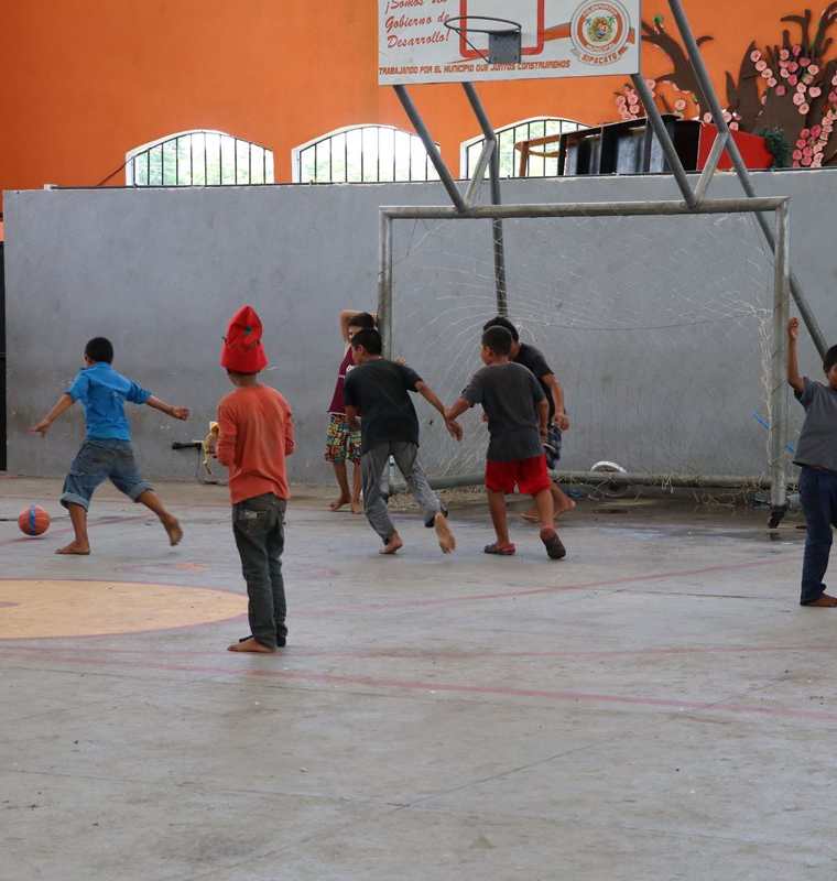 Niños en el albergue tratan de pasar el tiempo mientras juegan futbol. (Foto Prensa Libre: Enrique Paredes)
