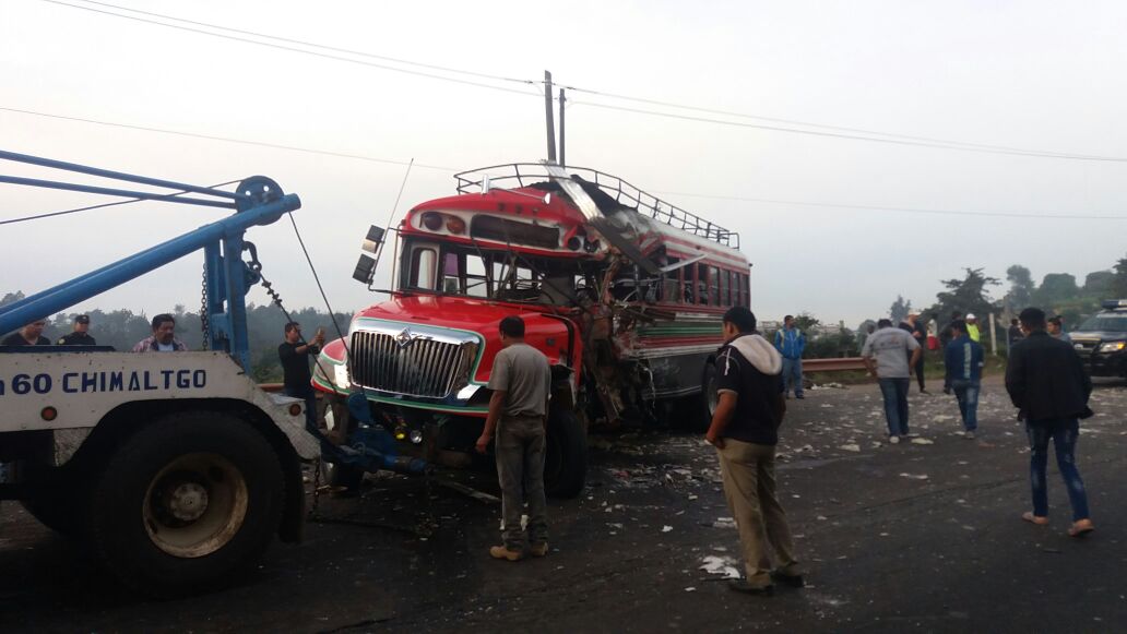 Autobús queda destruido en ruta Interamericana, luego de choque con camión. (Foto Prensa Libre: Víctor Chamalé)
