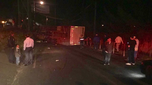 Camión volcado en entrada a Ciudad Satélite, zona 9 de Mixco. (Fotos Prensa LIbre: Óscar Rivas)