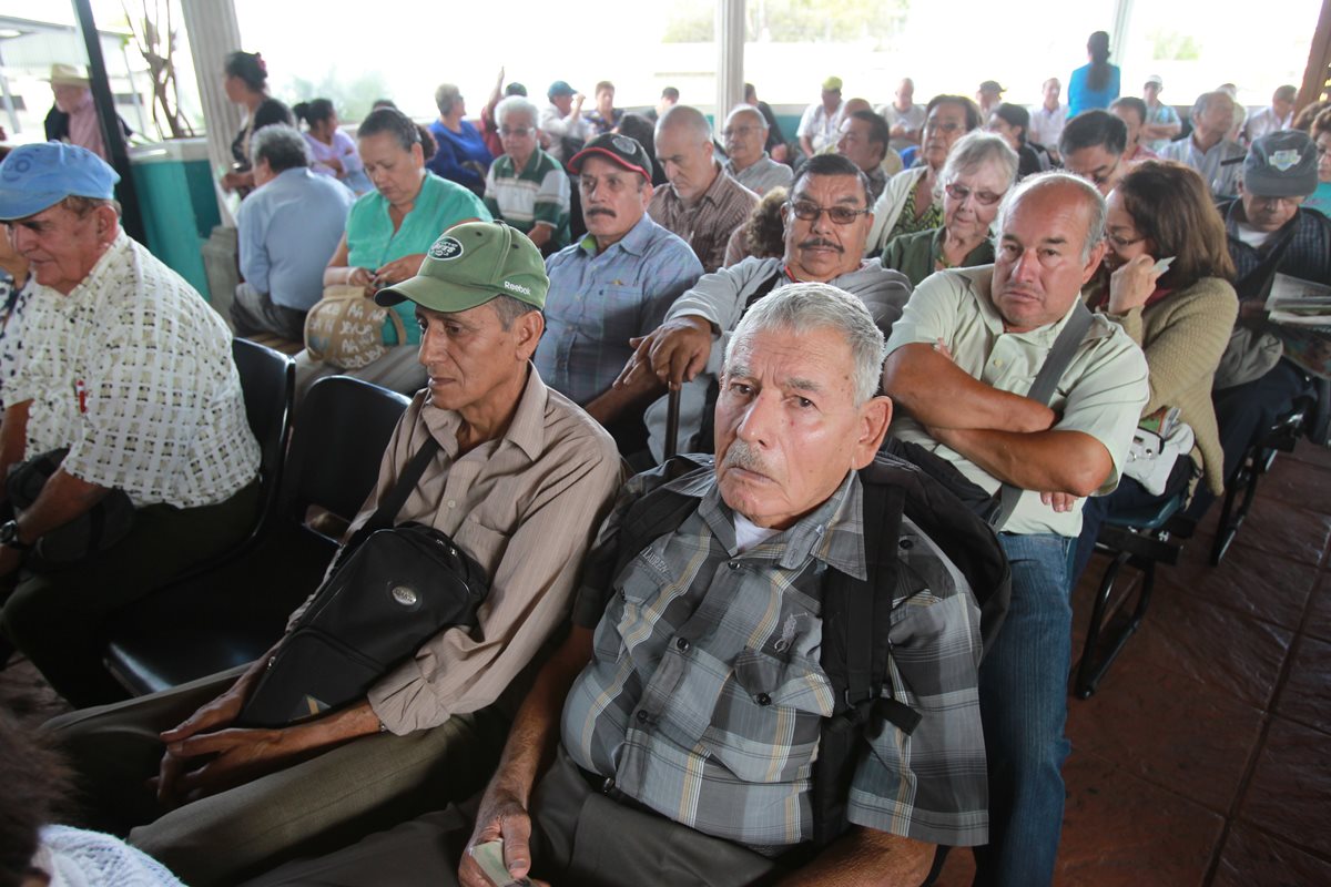 En sillas de ruedas o con bastón, los pensionados llegan al Camip Barranquilla en demanda de atención. (Foto Prensa Libre: E. Paredes)