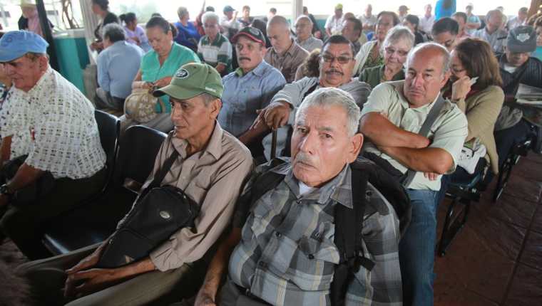 En sillas de ruedas o con bastón, los pensionados llegan al Camip Barranquilla en demanda de atención. (Foto Prensa Libre: E. Paredes)