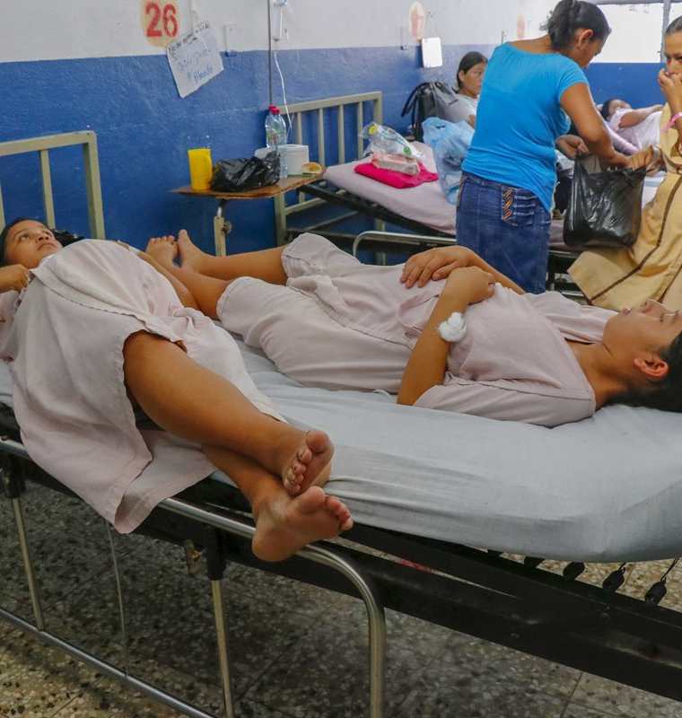 Dos mujeres llevan tres días durmiendo en la misma cama en Hospital Nacional de Retalhuleu. (Foto Prensa Libre: Rolando Miranda)