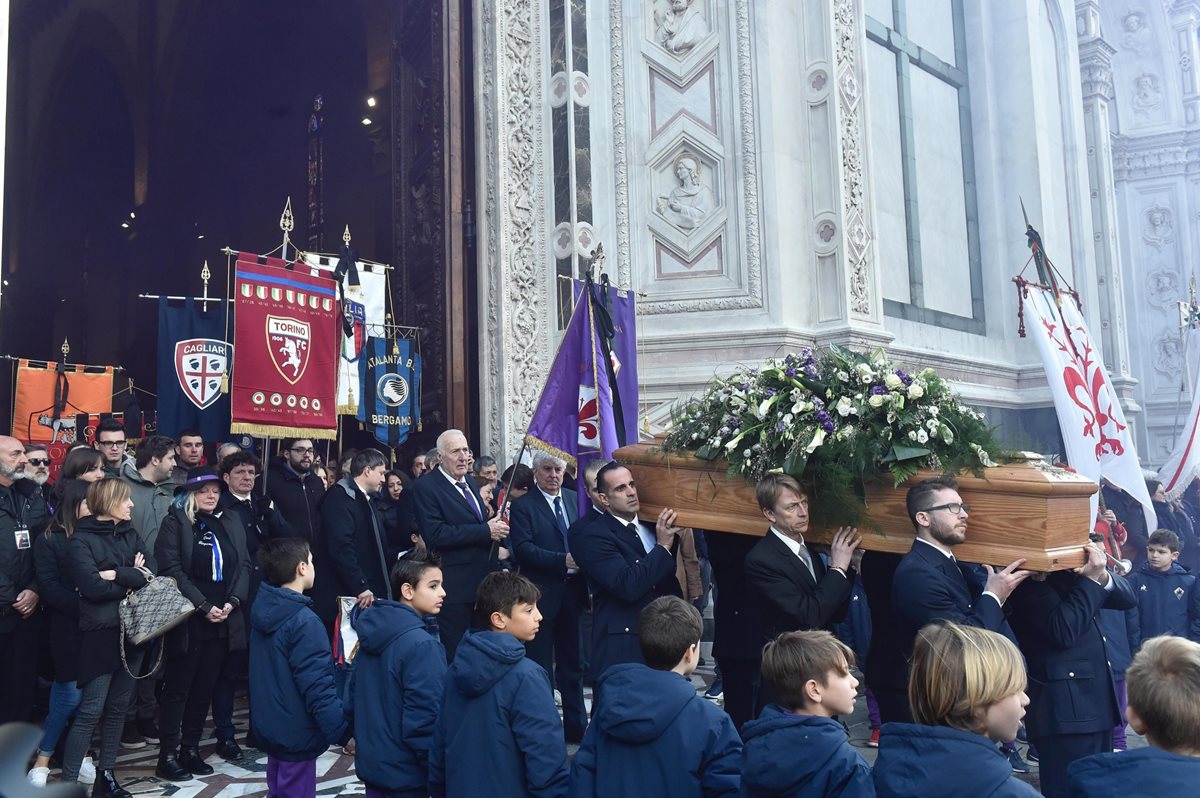 El ataúd con los restos de Davide Astori, capitán de la Fiorentina, salen de la Basílica luego de la misa antes del entierro. (Foto Prensa Libre: EFE)