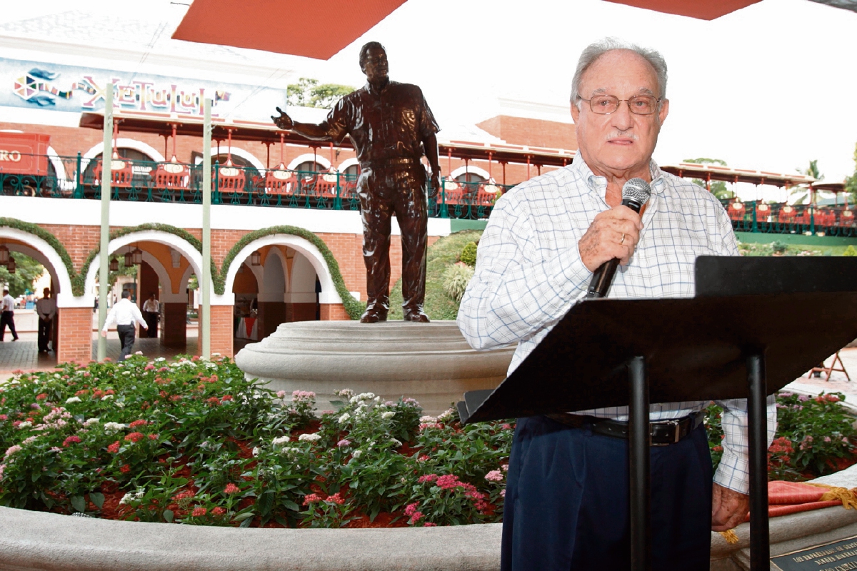 Ricardo Castillo Sinibaldi, recibió homenaje por sus 45 años como presidente del Irtra. Atrás la estatua del homenajeado que se develizó como reconocimiento a su labor. (Foto Prensa Libre:Edwin Castro) 