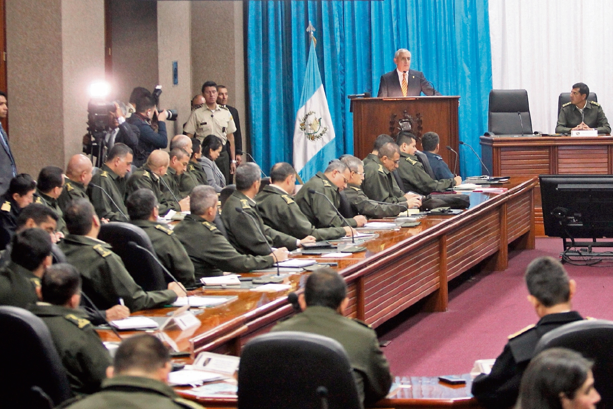 Pérez Molina habla ante los comandantes regionales y territoriales, así como otros jefes y directores, en el Ministerio de la Defensa.