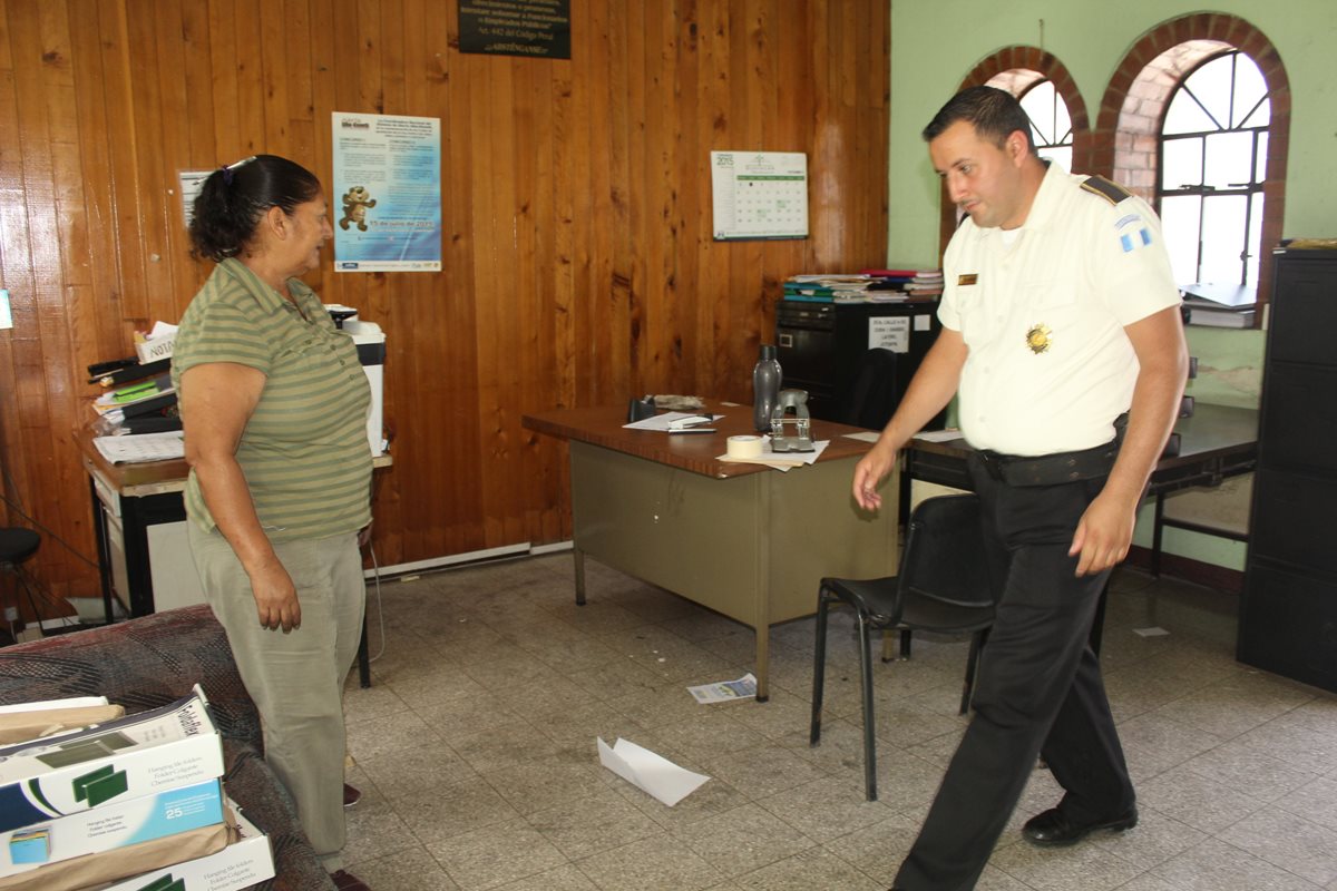 Un agente de la PNC recoge evidencias por robo en la PGN de Jutiapa. (Foto Prensa Libre: Óscar González)