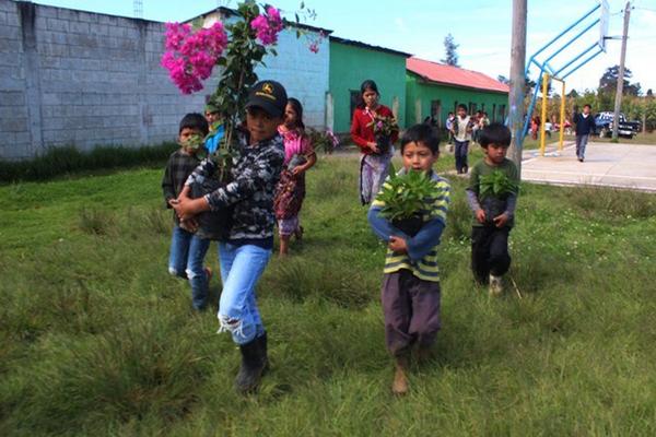 Estudiantes de  la escuela de   la aldea Cruz de Santiago, Tecpán, participan en jardinización. (Foto Prensa Libre: José Rosales)