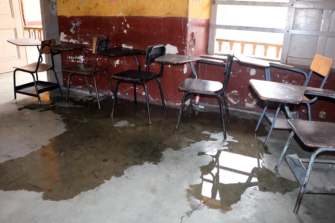 En la mayoría de salones de clases se filtra el agua de lluvia, debido al mal estado del techo. (Foto Prensa Libre: Carlos Ventura)