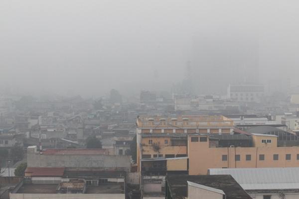 En el valle de la capital y municipios aledaños ha existido bruma durante todo el día. (Foto Prensa Libre: Hemeroteca PL)