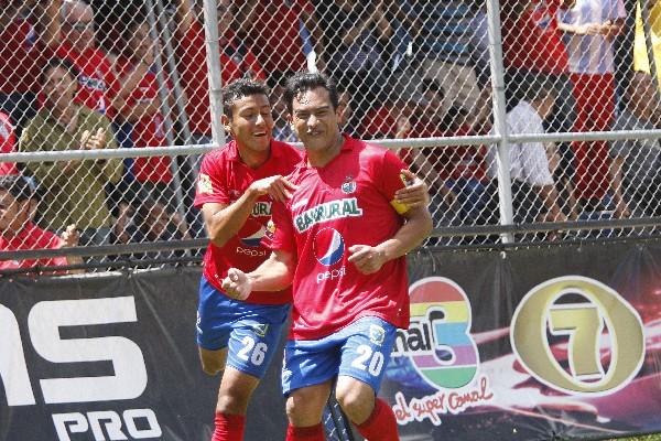 Carlos Ruiz anotó el gol del triunfo para Municipal, que festejó con lleno total en el Trébol. (Foto Prensa Libre: Jesús Cuque)