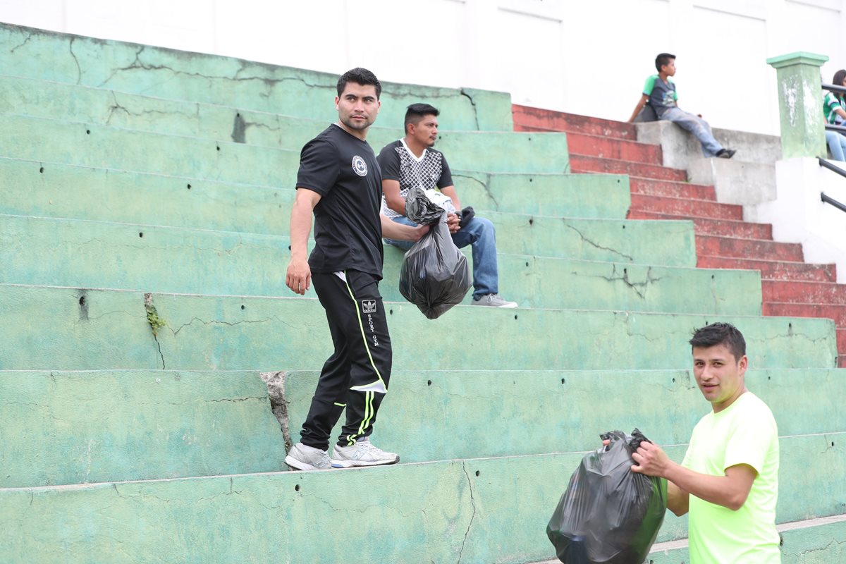 Seguidores coloniales limpiaron el estadio Pensativo. (Foto Prensa Libre: Edwin Fajardo)