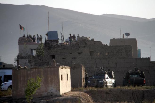 <em><span>Funcionarios de seguridad afganos inspeccionan la prisión tras el ataque de talibanes.(Foto Prensa Libre:EFE).</span></em>