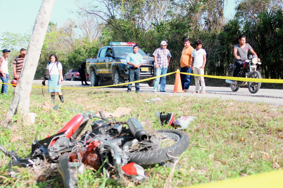 Lugar donde murió en un percance vial el motorista Bryan Mauricio Morales, en San Benito, Petén. (Foto Prensa Libre: Rigoberto Escobar)