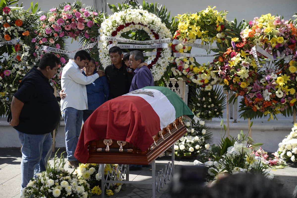 Familiares y amigos durante el funeral de la alcaldesa, el domingo último. (Foto Prensa Libre: AP).