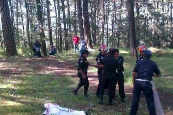 Socorristas atienden el ataque contra un joven de 17 que fue atacado en el interior de las ruinas de Gumarcaj, en Quiché. (Foto Prensa Libre: CBMD)<br _mce_bogus="1"/>