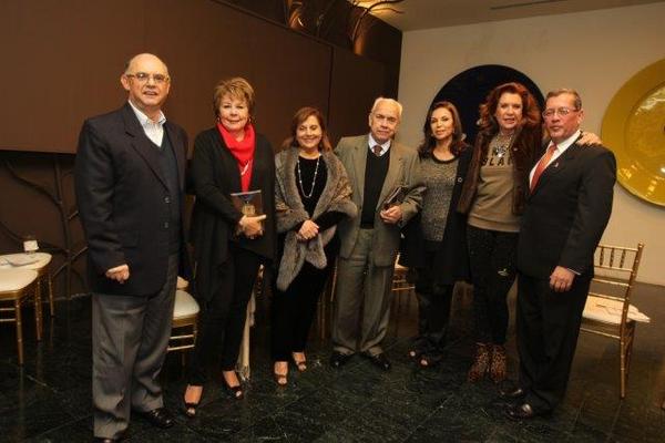 César Ruano,  Regina de Sinibaldi, Vicky García Granados, Mario Antonio Sandoval,   vicepresidente del Consejo de Administración de Prensa Libre y presidente de Guatevisión; Paty de García,  presidenta de Fundecán; Clara de Neutze y Gustavo de León.  Foto Prensa Libre: Edwin Castro