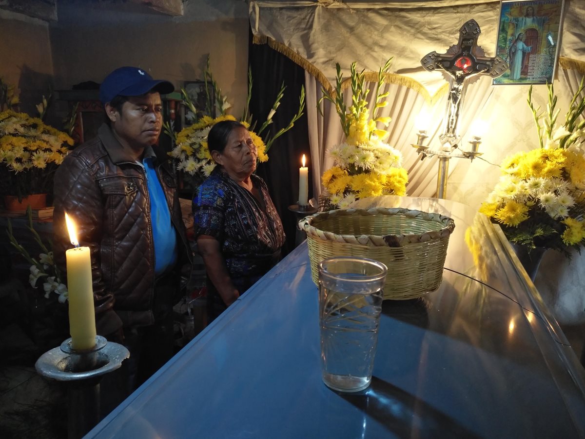 Los restos de José María Samines Melétz, de 33 años, están siendo velado en la comunidad Chuaxic, Sololá. (Foto Prensa Libre: Ángel Julajuj)